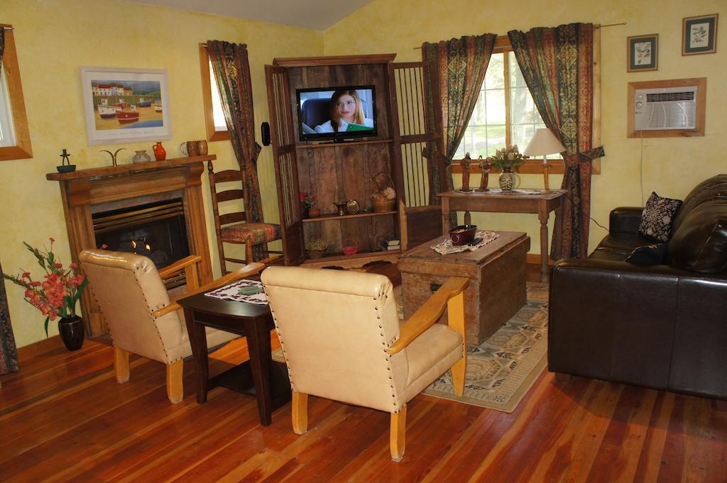 Fairmont Mountain Bungalows Fairmont Hot Springs Room photo