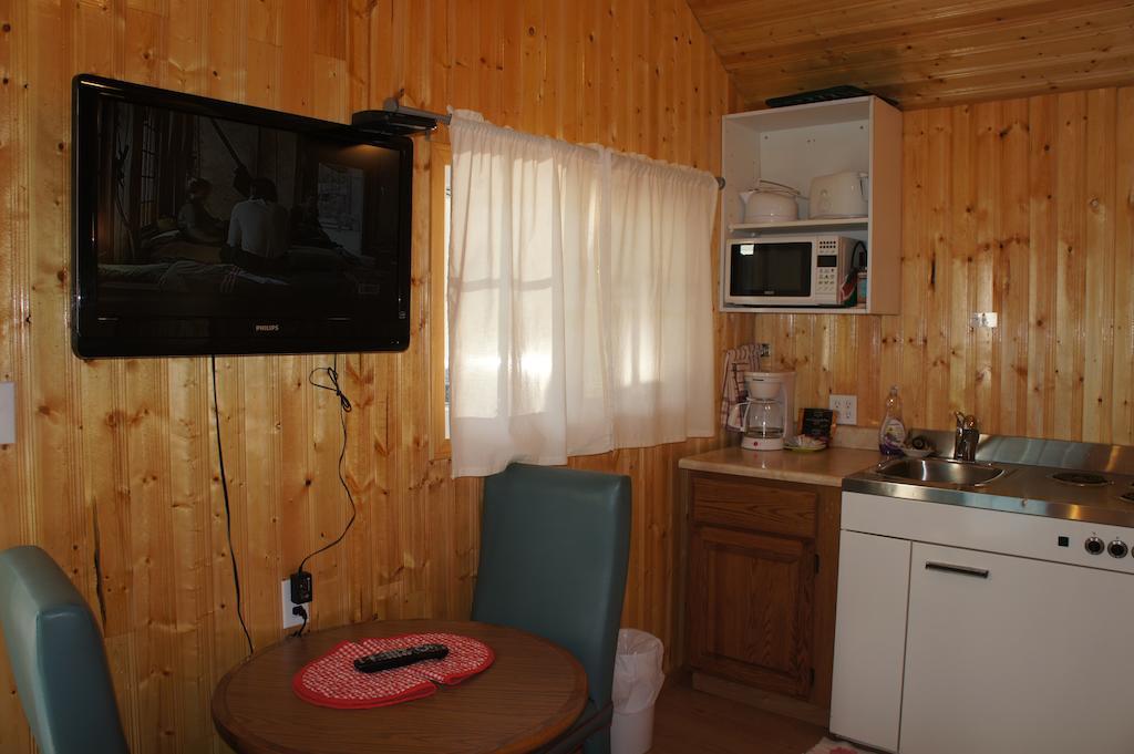Fairmont Mountain Bungalows Fairmont Hot Springs Room photo